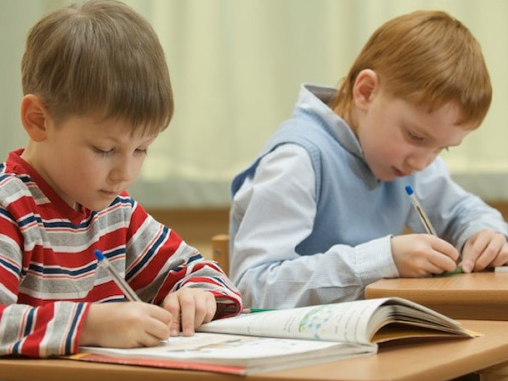 N школьников делят k. Школьник говорит. Ученик возмущается. Два мальчика делают уроки. Запуганные школьники.